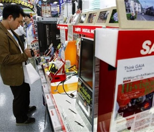 Xu hướng thắt lưng buộc bụng của người Nhật đang khiến “khoảng hụt giảm phát” trị giá 40.000 tỷ Yên trong nền kinh tế nước này gia tăng thêm - Ảnh: AP.