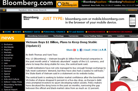 Nội dung cập nhật lần hai của bản tin đề cập đến dự báo phá giá VND trên Bloomberg.com - Ảnh chụp màn hình.