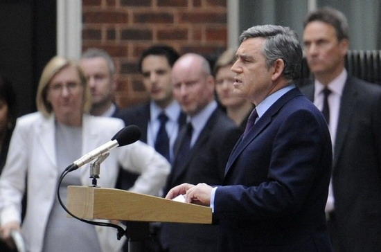 Thủ tướng Anh Gordon Brown tuyên bố từ chức hôm 10/5 tại số 10 phố Downing - Ảnh: Reuters.
