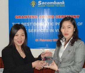 Đại diện Sacombank đón nhận giải thưởng.