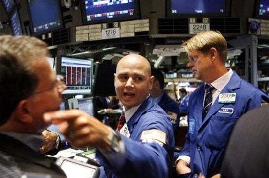  Mỗi khi thị trường có đợt điều chỉnh kỹ thuật thì cũng là lúc xuất hiện lực cầu mạnh khiến thị trường lại nhanh chóng tăng tốc - Ảnh: AP.