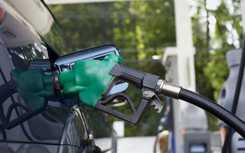 Trên sàn giao dịch hàng hóa New York đêm qua, giá xăng giao tháng 8 đóng cửa ở mức 3,06 USD mỗi gallon.
