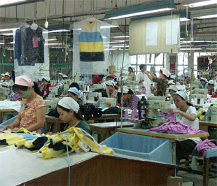 Đối với Việt Nam, quý 1/2009 kim ngạch xuất khẩu của dệt may cũng giảm so với cùng kỳ năm trước với giá trị xuất khẩu chỉ đạt 1,9 tỷ USD.