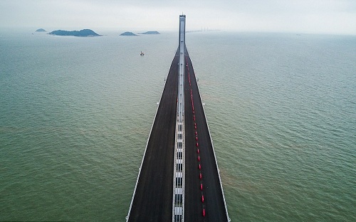 <font face="Arial, Verdana"><span style="font-size: 13.3333px;">Cầu vượt biển dài nhất thế giới nối liền 3 thành phố Hồng Kông - Chu Hải - Macao có tổng chiều dài 55km, trong đó có 6,7km đường hầm. Đây được cho là một trong những dự án tham vọng nhất nối liền Hồng Kông và Trung Quốc đại lục với chi phí ít nhất 15 tỷ USD - Nguồn: CNN, Xinhua News, Daily Mail.</span></font>