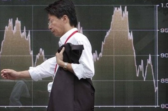 Sự đảo chiều chóng vánh của thị trường trong ngày hôm qua và hôm nay được giới phân tích lý giải là do ảnh hưởng cùng lúc của những báo cáo kết quả kinh doanh tốt và những thông tin kinh tế kém lạc quan - Ảnh: Reuters.