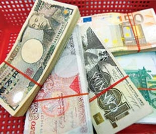 Việc siết chặt các quy định ngoại hối khiến ngân hàng không thể lách quy định quản lý giá Đô la Mỹ thông qua giao dịch bằng ngoại tệ thứ ba như trước - Ảnh: Lê Quang Nhật.