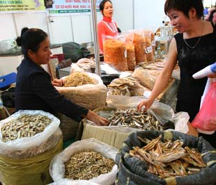 Sau tháng Tết với lực cầu hàng hóa tăng mạnh, tháng này sức cầu đã giảm đáng kể, lại được cộng hưởng từ việc một bộ phận người dân bắt đầu thắt chặt chi tiêu, đã kéo giá hàng hóa ổn định trở lại - Ảnh: Việt Tuấn.