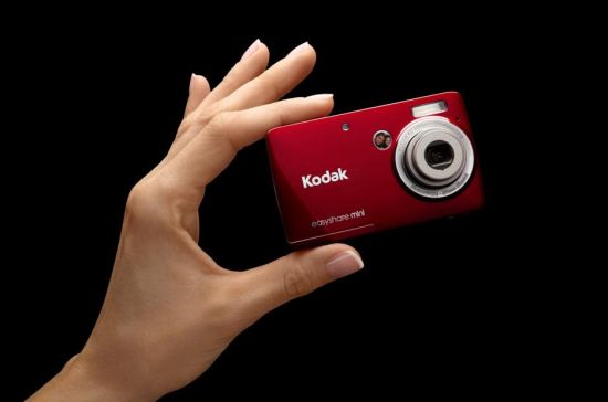 Kodak đã bật trở lại vào những năm 2000 bằng việc cam kết trở thành người đứng đầu về máy ảnh kỹ thuật số.
