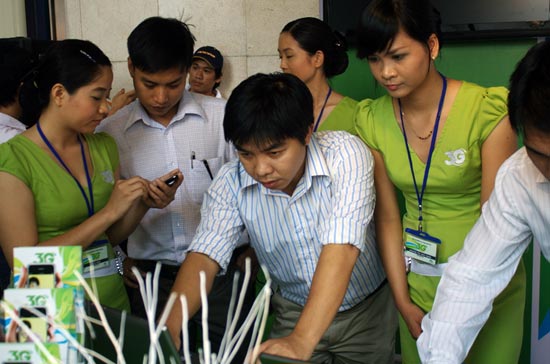 Nhân viên Viettel hướng dẫn khách hàng sử dụng thử nghiệm dịch vụ 3G tại Tp.HCM.