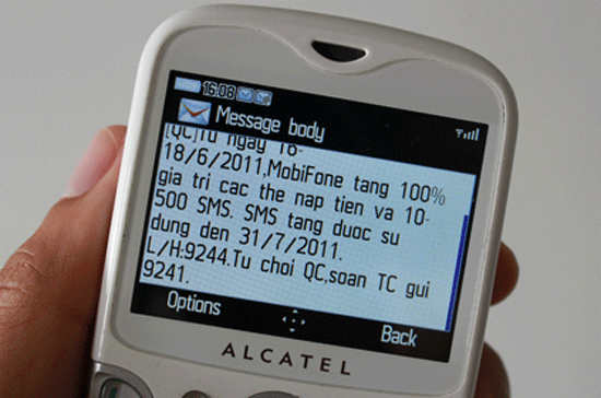 “Từ ngày 16 đến 18/6/2011, MobiFone tặng 100% giá trị các thẻ nạp tiền và 10 - 500 SMS. SMS tặng được sử dụng đến 31/7/2011”, thông tin khuyến mại từ mạng di động MobiFone - Ảnh: Tuổi trẻ.