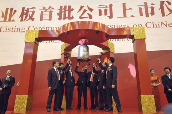 Đại diện các doanh nghiệp niêm yết tại ChiNext đánh chuông mở màn phiên giao dịch đầu tiên tại sàn này - Ảnh: Reuters.