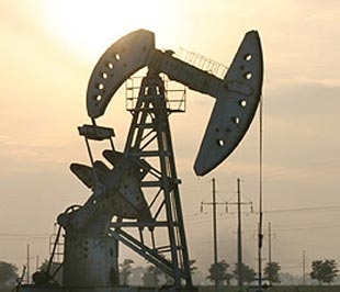 Năm ngoái, sản lượng dầu của Trung Quốc là 3,8 triệu thùng/ngày, so với mức 3,3 triệu thùng/ngày vào năm 2001, nhưng Trung Quốc vẫn phải nhập khẩu tới hơn một nửa lượng dầu mà nước này tiêu thụ - Ảnh: New York Times.