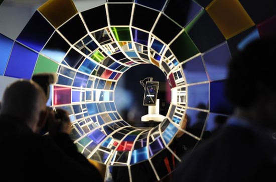 Màn ra mắt đầy màu sắc của hai sản phẩm smartphone đầu tiên chạy Windows Phone - Ảnh: Reuters.