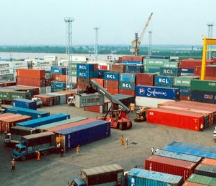 Những tháng đầu năm 2009, kim ngạch xuất khẩu của các doanh nghiệp FDI sụt giảm - Ảnh: Việt Tuấn.
