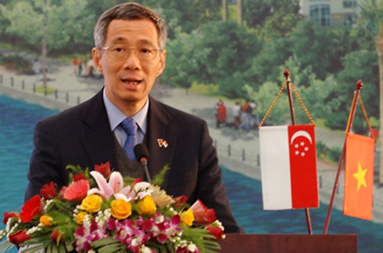 Thủ tướng Singapore Lý Hiển Long trong một chuyến thăm Việt Nam. Thủ tướng và các bộ trưởng của Singapore luôn nằm trong số những chính trị gia được trả lương cao nhất thế giới.