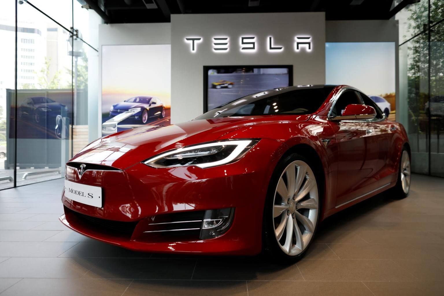 Khách hàng của Tesla giờ đây có thể mua xe bằng Bitcoin - Ảnh: AP