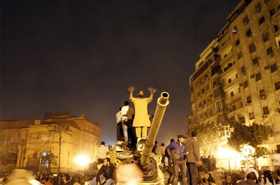 Những cuộc biểu tình rầm rộ chống Tổng thống Hosni Mubarak, người đã cầm quyền 3 thập kỷ, vẫn đang diễn ra tại Ai Cập - Ảnh: AP.