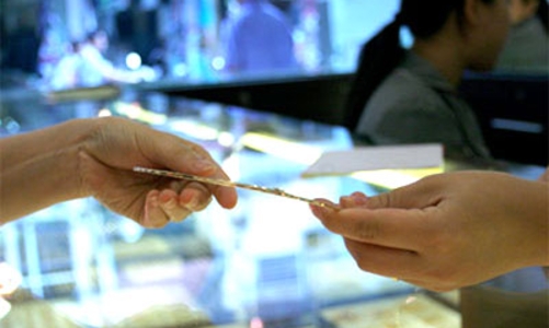 Giá vàng quay đầu giảm mạnh, USD lên 21.350 đồng