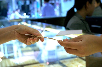 Lúc gần 12h trưa nay, giá vàng SJC bán ra do SJC niêm yết tại thị trường Tp.HCM đã sụt về chẵn 37 triệu đồng/lượng, giảm 1 triệu đồng/lượng so với lúc hơn 10h.