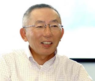 Ngày nay, Yanai đứng trong danh sách 100 người đóng thuế nhiều nhất nước Nhật, là người sở hữu nhiều cổ phần nhất 26,6% trong Fast Retailing Co., với giá trị vốn hóa lên đến 10 tỷ USD.