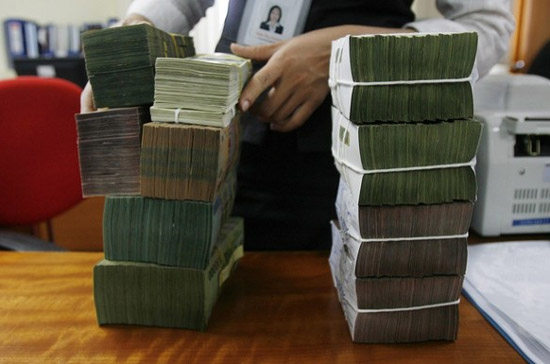 Có vẻ các ngân hàng đã thực hiện huy động đính kèm tặng thưởng, khuyến mãi không “khua chiêng gõ mõ” như trước - Ảnh: Reuters.