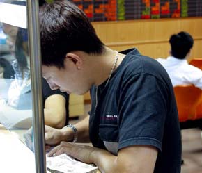 Cổ phiếu của FPT và Thủ Đức là hai trong số nhiều cổ phiếu "nóng" nhất thời gian qua - Ảnh: Việt Tuấn.