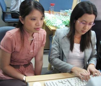 "Những người trẻ tuổi vốn được tiếp cận với công nghệ thông tin và đã quen tìm thông tin qua internet sẽ thấy các mạng tuyển dụng trực tuyến là một công cụ hữu ích cho họ".