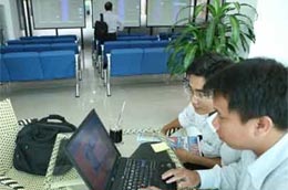 Nhân viên môi giới đang tư vấn cho khách tại công ty chứng khoán SME - Ảnh: Lê Toàn.