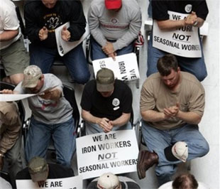 Công nhân biểu tình trong một cuộc tuần hành phản đối cắt giảm trợ cấp thất nghiệp, tại bang Indianapolis (Mỹ), ngày 27/4 - Ảnh: AP.