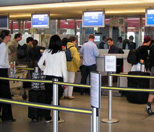 Đến năm 2015, theo dự báo của Cục Hàng không Việt Nam, nước ta sẽ có 149 tàu bay, lượng hành khách phục vụ hàng năm có thể lên tới 35 triệu lượt. Trong đó, khoảng 19,5 triệu lượt hành khách quốc tế và 15,5 triệu lượt khách nội địa.