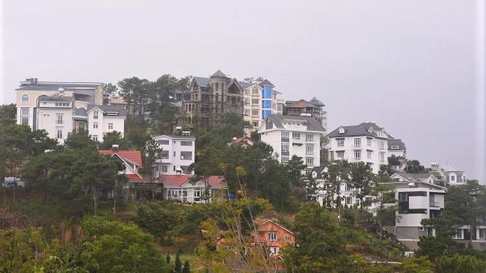 Thực tế, bê tông hóa các điểm du lịch dường như đang trở thành "hội chứng" mà các điểm du lịch nổi tiếng như Sapa, Hội An, Phú Quốc, Nha Trang... đang phải đối mặt.