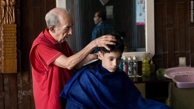 Trong một tiệm cắt tóc ở thủ đô Havana, Cuba. Từ tháng 4 năm nay, thợ cắt tóc ở Cuba đã trở thành chủ tiệm sau khi được chuyển giao cơ sở từ Chính phủ - Ảnh: CNN.