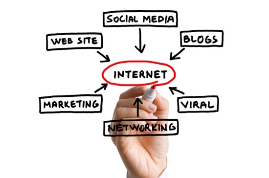 Internet mang lại nhiều tiện ích cho cuộc sống, nhưng cũng làm con người đánh mất nhiều giá trị - Ảnh: Newsweek.