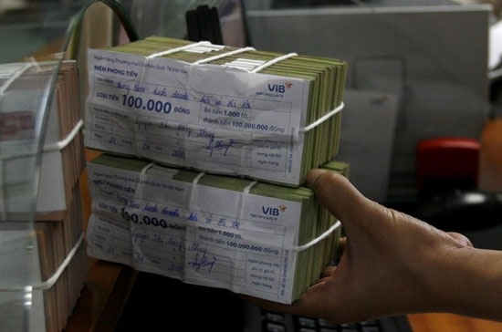 Chỉ còn chưa đầy hai tháng nữa để các ngân hàng thực hiện nâng tỷ lệ an toàn vốn tối thiểu từ 8% lên 9% - Ảnh: Reuters.