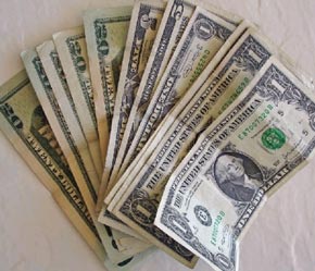 Khả năng lãi suất USD được duy trì ở mức 5,25% cho tới cuối năm 2007 là nhân tố chủ yếu nâng đỡ USD tăng giá.