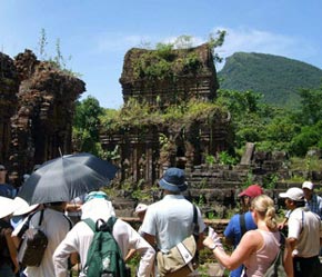 Doanh nghiệp chỉ được sử dụng người có thẻ hướng dẫn viên quốc tế để hướng dẫn khách du lịch là người nước ngoài.