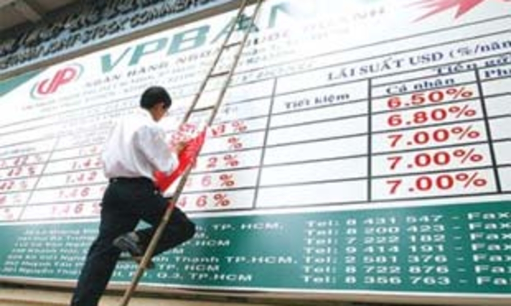 Lãi suất cho vay của các ngân hàng đã bắt đầu giảm nhưng lãi suất huy động vẫn còn ở mức cao.
