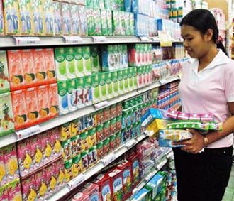 Giá sữa lại tăng, người tiêu dùng thêm đắn đo khi chọn mua sữa.