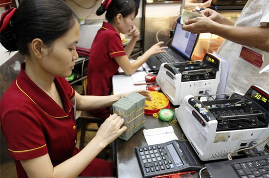 Ngân hàng Nhà nước đã và đang có những điều chỉnh kỹ thuật để hỗ trợ cho thông điệp hạ lãi suất hiện thực hơn - Ảnh: Reuters.