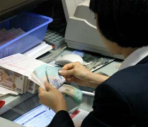 Nhu cầu dịch vụ ngân hàng tài chính ở Việt Nam còn rất lớn - Ảnh: Việt Tuấn.