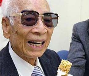 Việc phát minh ra mì ăn liền đã biến Momofuku Ando thành một tấm gương phấn đấu của giới doanh nhân Nhật Bản.