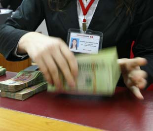 Ngày 23/1, Ngân hàng Nhà nước có Thông tư số 01, hướng dẫn về lãi suất thoả thuận của tổ chức tín dụng đối với cho vay các nhu cầu vốn phục vụ đời sống, cho vay thông qua nghiệp vụ phát hành và sử dụng thẻ tín dụng. Văn bản này chính thức tạo điều kiện để tín dụng tiêu dùng tìm hướng trở lại - Ảnh: Việt Tuấn.