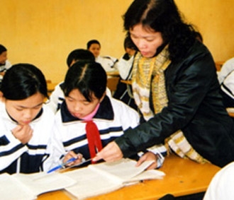 Vì đồng lương từ nhà trường không đủ sống nên không ít người đã phải dạy thêm và làm thêm việc khác.