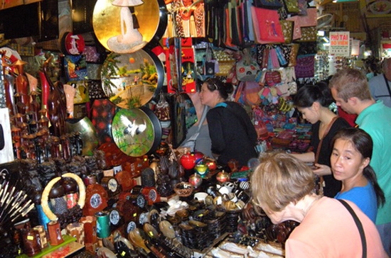 Những mặt hàng thủ công, mang đậm tính dân tộc thì trong hàng triệu người châu Âu may ra mới có vài người mua.