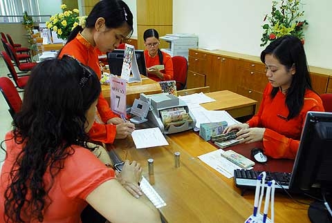 Để tránh vạ lây cho những ngân hàng nhỏ nhưng hoạt động an toàn, Ngân hàng Nhà nước nên công bố chất lượng hoạt động các ngân hàng để người dân có thêm cơ sở lựa chọn.