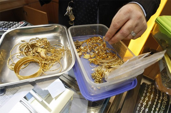 Giá vàng tại New York đêm qua đã có thời điểm đánh mất mốc 1.200 USD/oz - Ảnh: Reuters.