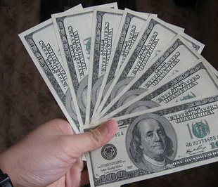 Ông Ngô Tuấn Kiệp cho rằng các tổ chức kinh tế không chịu bán USD cho ngân hàng, dẫn đến ngân hàng thiếu nguồn bán ra là họ quá “yêu thích” đồng USD".
