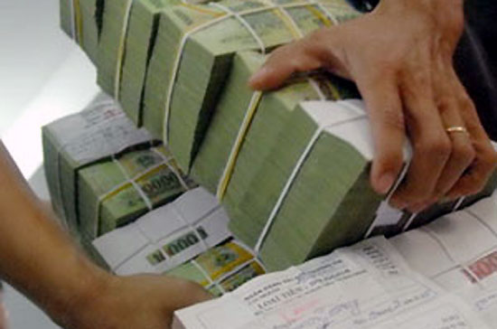 Thời gian qua một số ngân hàng áp dụng cơ chế thưởng cho người giới thiệu người gửi tiền để kích thích huy động vốn.