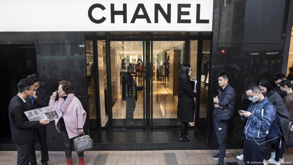 Một cửa hàng Chanel tại Hồng Kông - Ảnh: Reuters