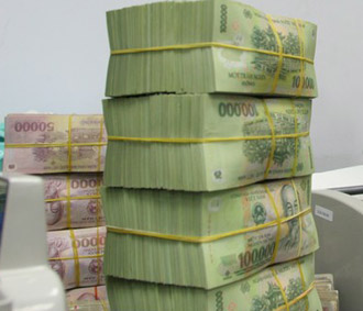 Chứng khoán và bất động sản không bán được, tiền không trở lại với nhà đầu tư, lấy đâu ra để gửi ngân hàng? - Ảnh: Việt Tuấn.